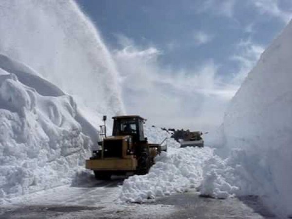 2470lassen_park_snow_removing.jpg