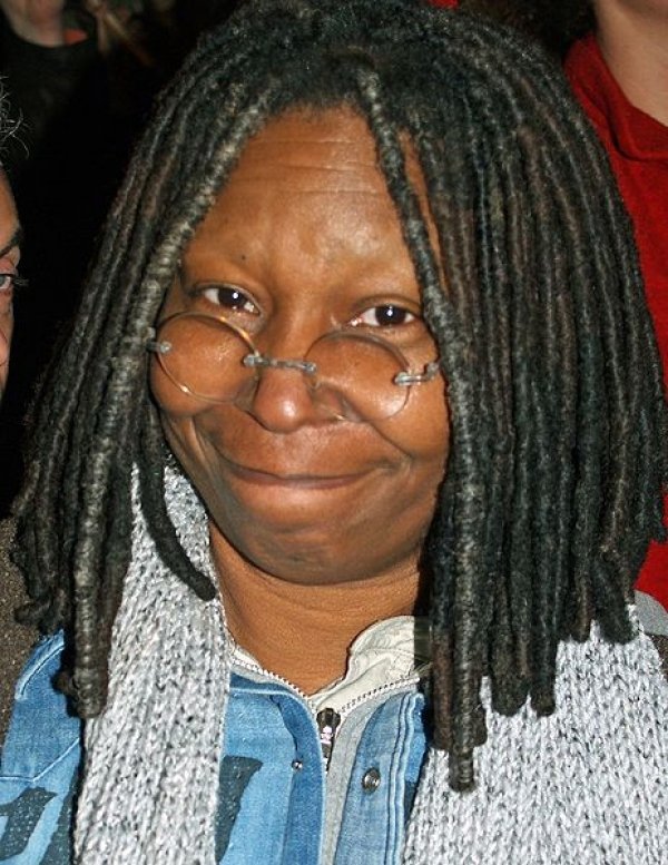 5068463px-whoopi_goldberg_at_a_nyc_no_on_proposition_8_rally.jpg