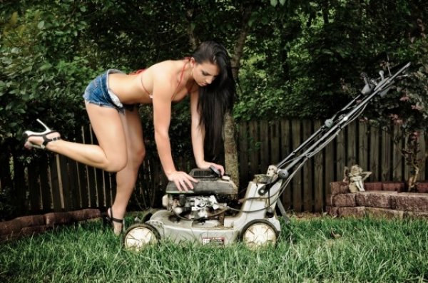 725awkward-stock-photo-lawnmower-560x371.jpg