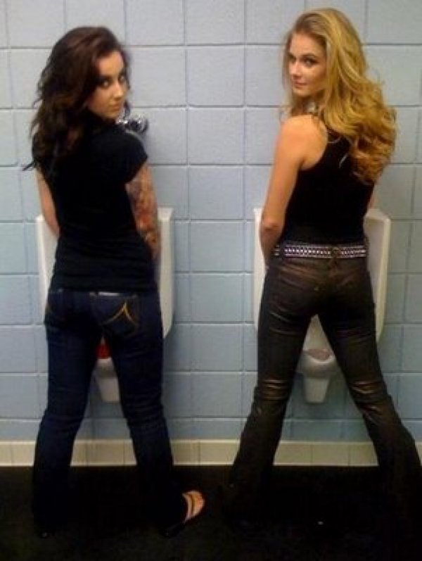 985urinal-twowomen.jpg